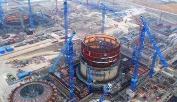 中國自主三代核電技術(shù)“華龍一號(hào)”23日吊裝穹頂