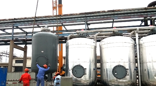 天津石化20萬立油氣回收裝置新增吸附罐吊裝成功