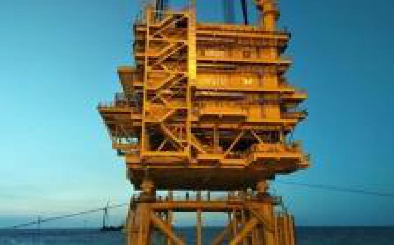 華東院勘測設計的亞洲離岸距離最遠的海上升壓站吊裝成功