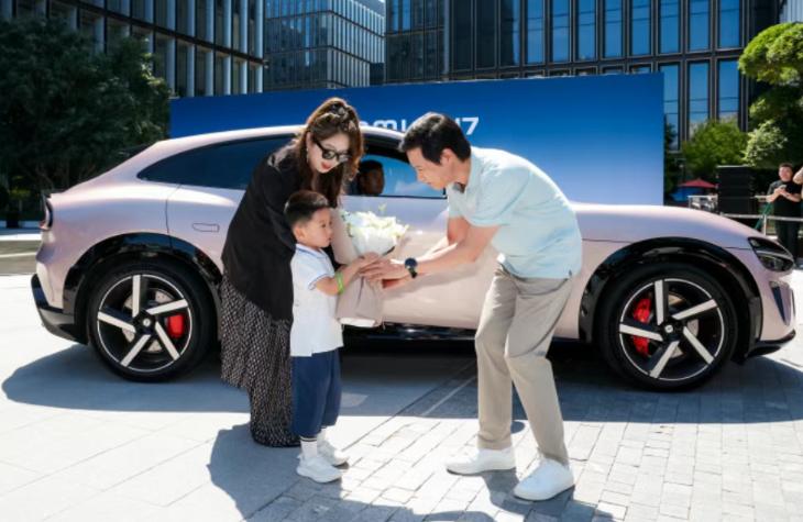 小米YU7今日正式交付,雷軍現(xiàn)身為車主開車門