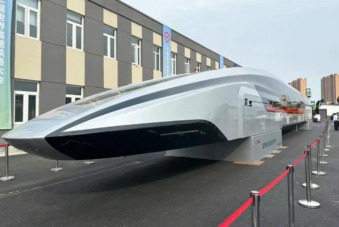 中國首輛600km/h超導電動高速磁浮列車亮相