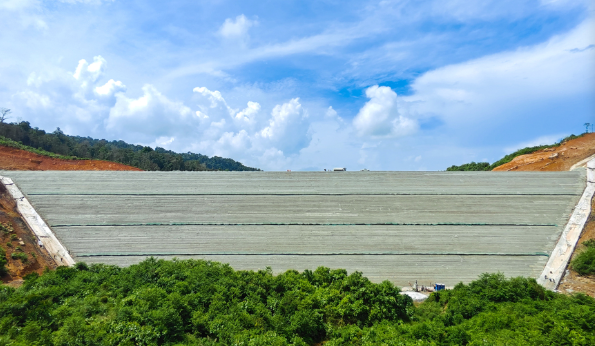 柬埔寨斯登眉登一級(jí)水電站大壩填筑到頂