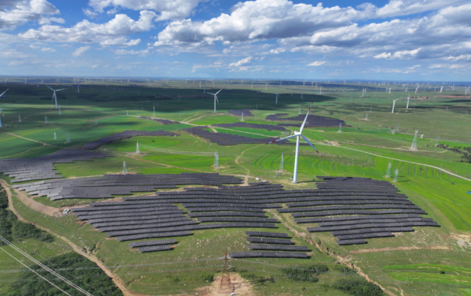 東方電氣在甘肅投運(yùn)鈣鈦礦-晶硅疊層光伏實(shí)證電站